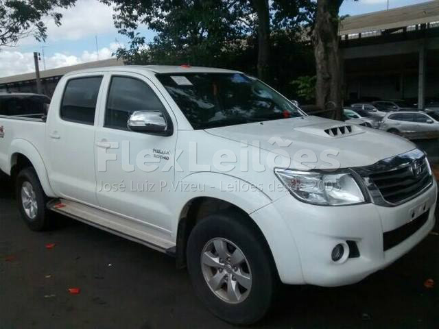 LOTE 036 - Toyota Hilux 3.0 TDI 4x4 CD SRV Top 2015