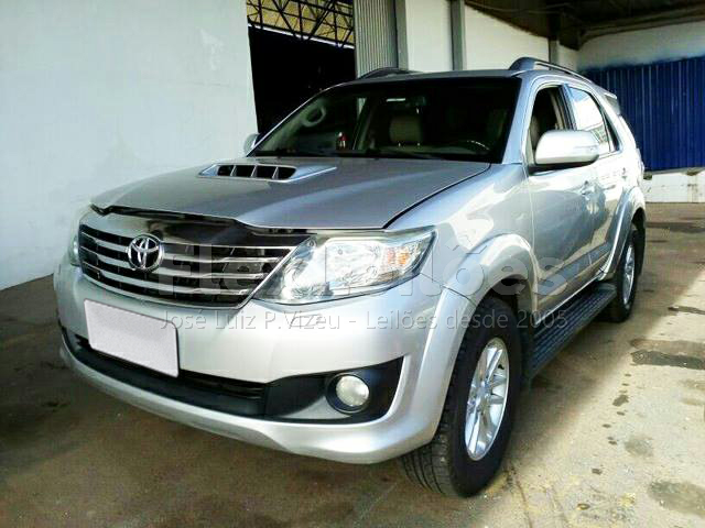 LOTE 039 - TOYOTA Hilux SW4 3.0 TDI 4x4 SRV 7L 2015