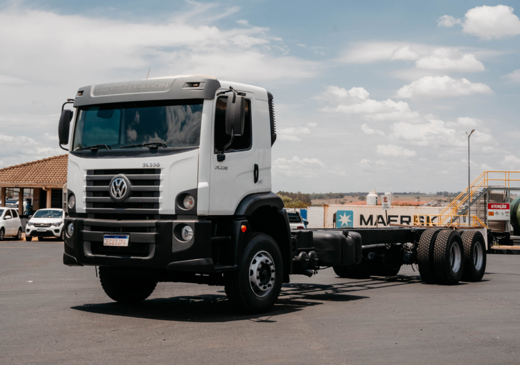 LOTE 021 VOLKSWAGEN 31.330 E CONSTEL. 6X4